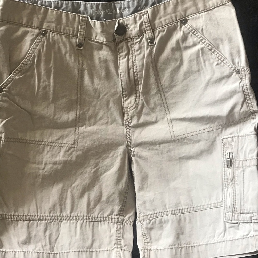 Men’s Calvin Klein beige cargo shorts size 32